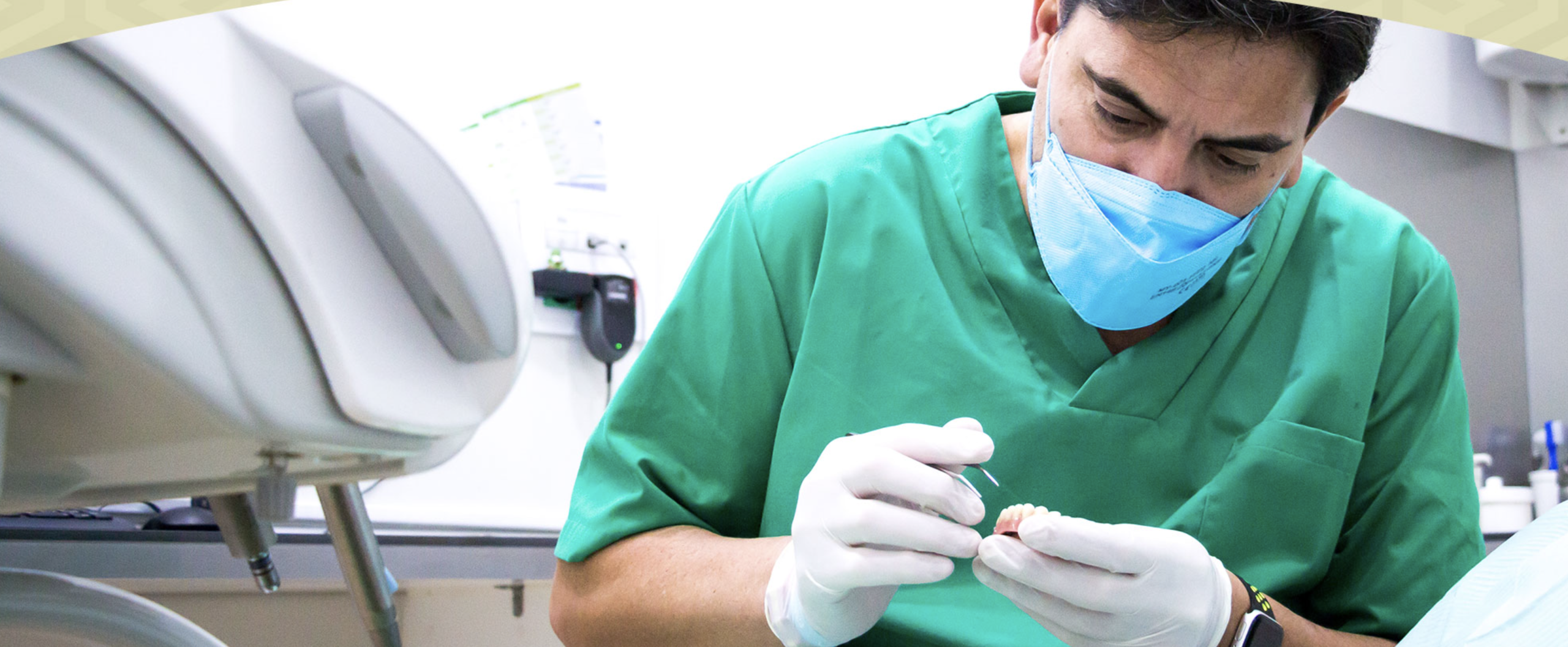 Paciente AlphaDent con prótesis dental