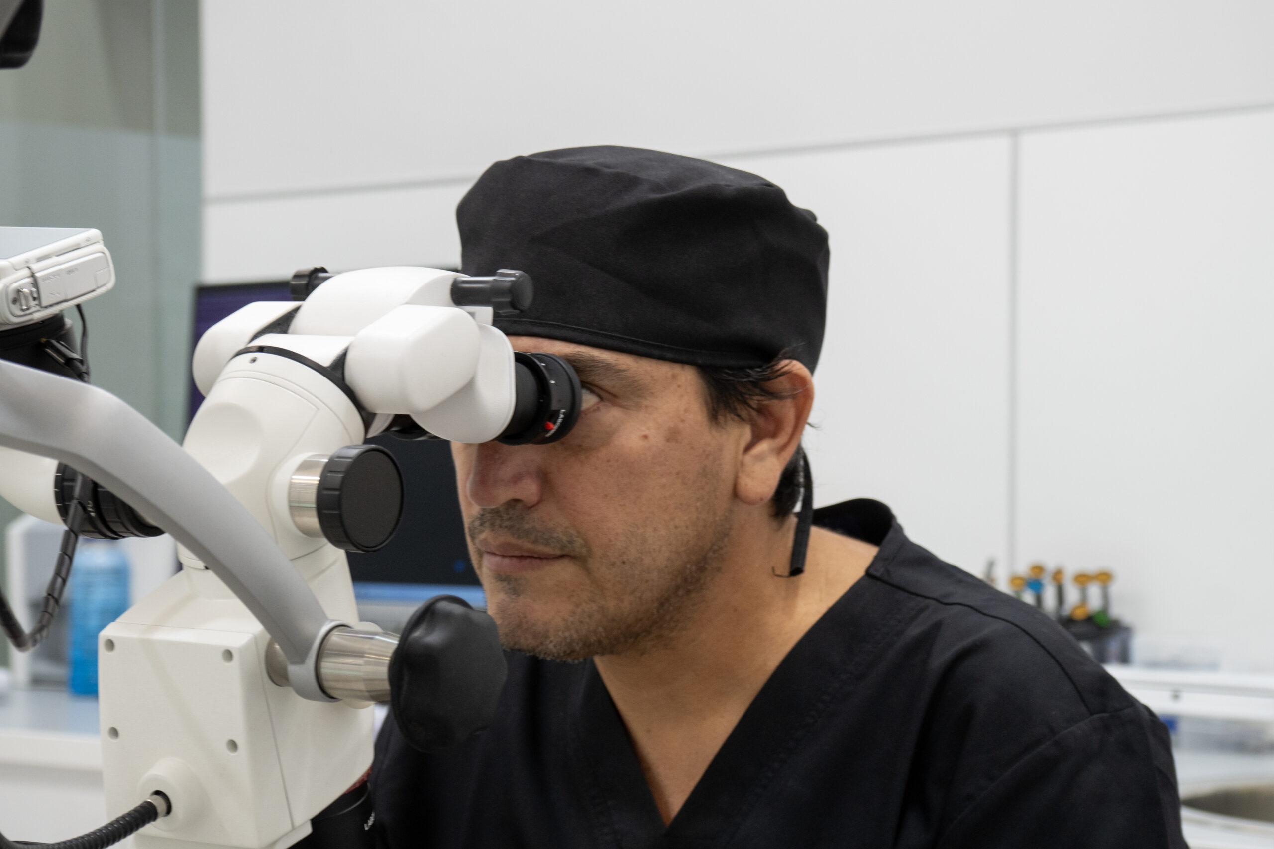 Profesional de Alphadent trabajando con equipamiento dental