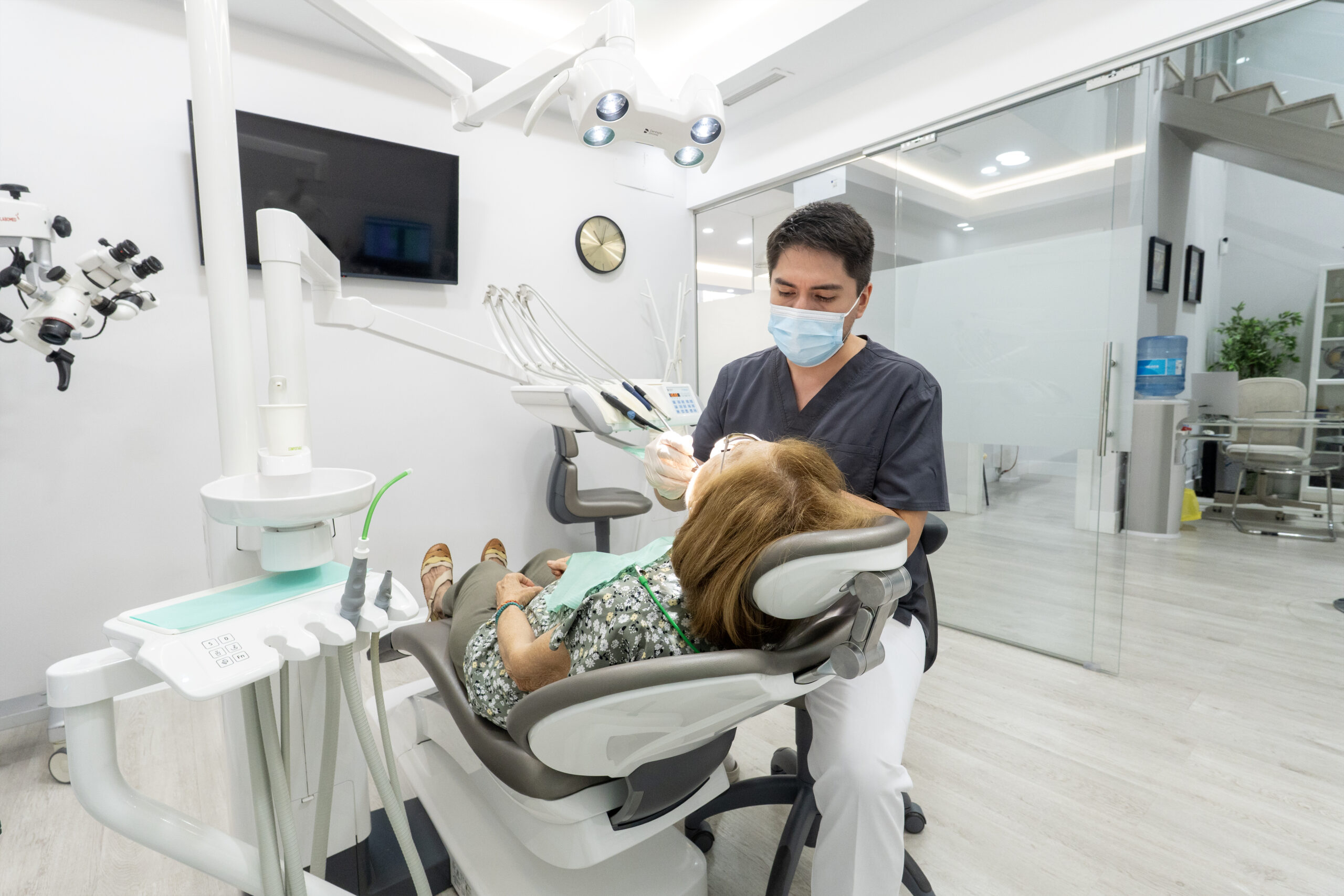 Profesional realizando atención odontológica