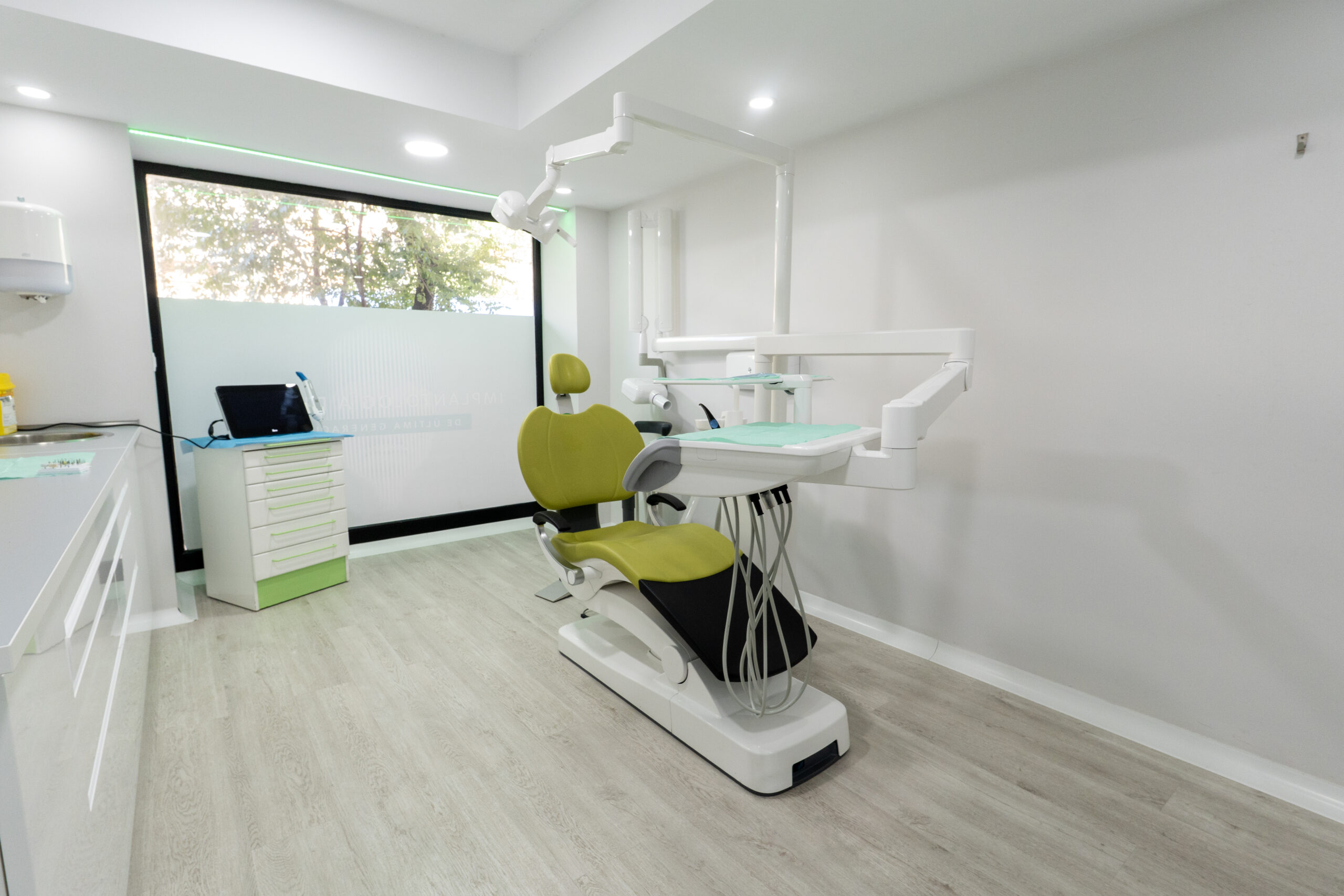 Sala de consulta odontológica equipada
