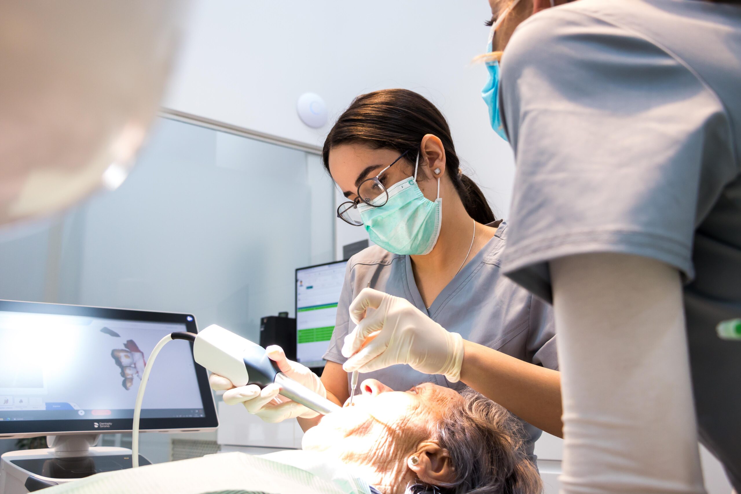 Consulta cercana en una clínica dental moderna
